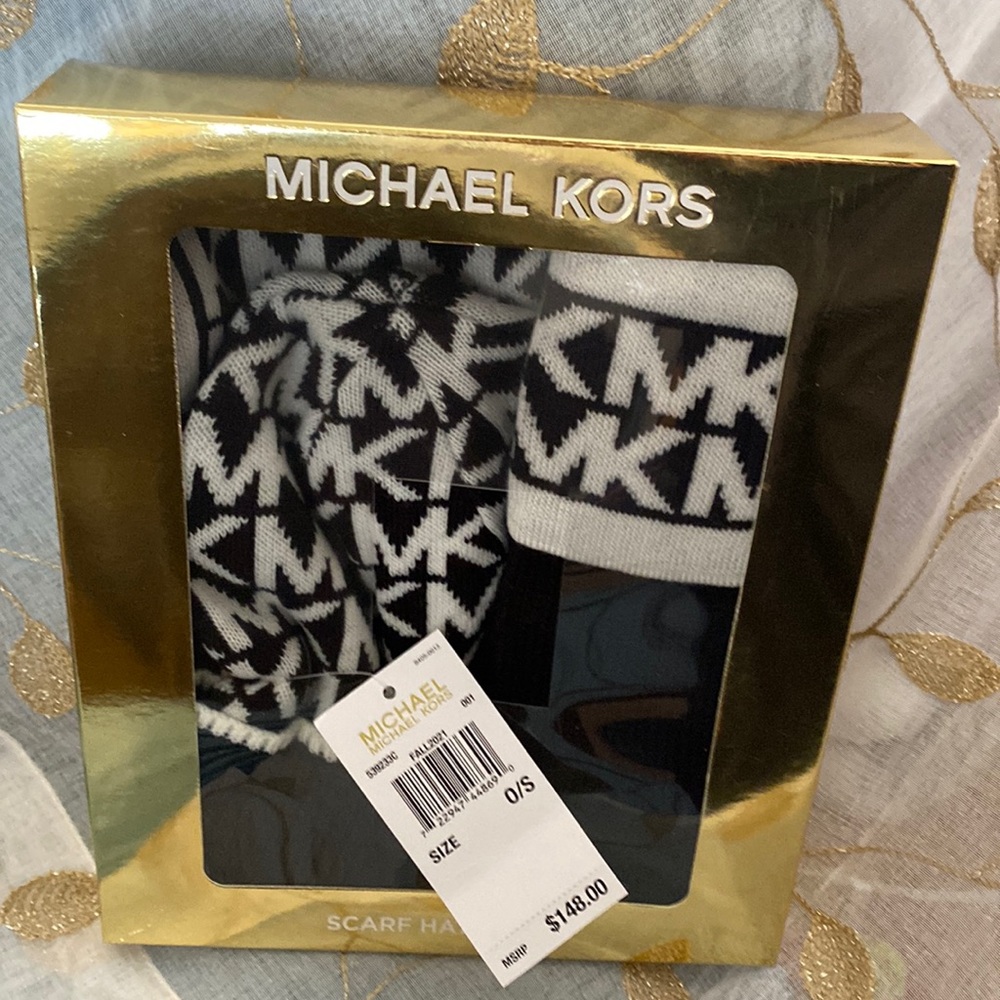 Michael Kors 🧣 scarf hat and 🧤 set. NWT